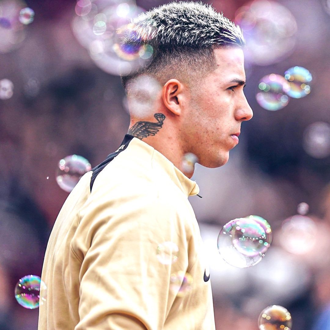 雷恩球员训练场上互相鼓励,为比赛做好准备的简单介绍 雷恩球员训练场上互相鼓励,为比赛做好准备的简单介绍