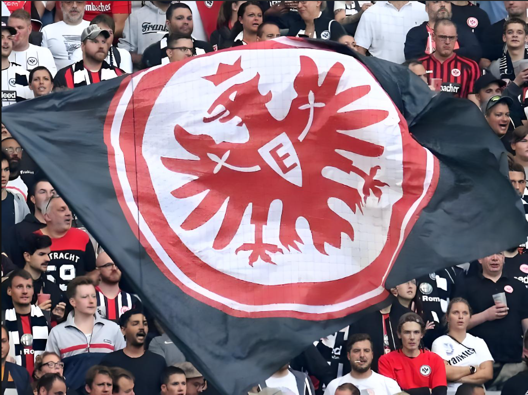 包含阿贾克斯年轻后卫获得重用，成为新希望的词条