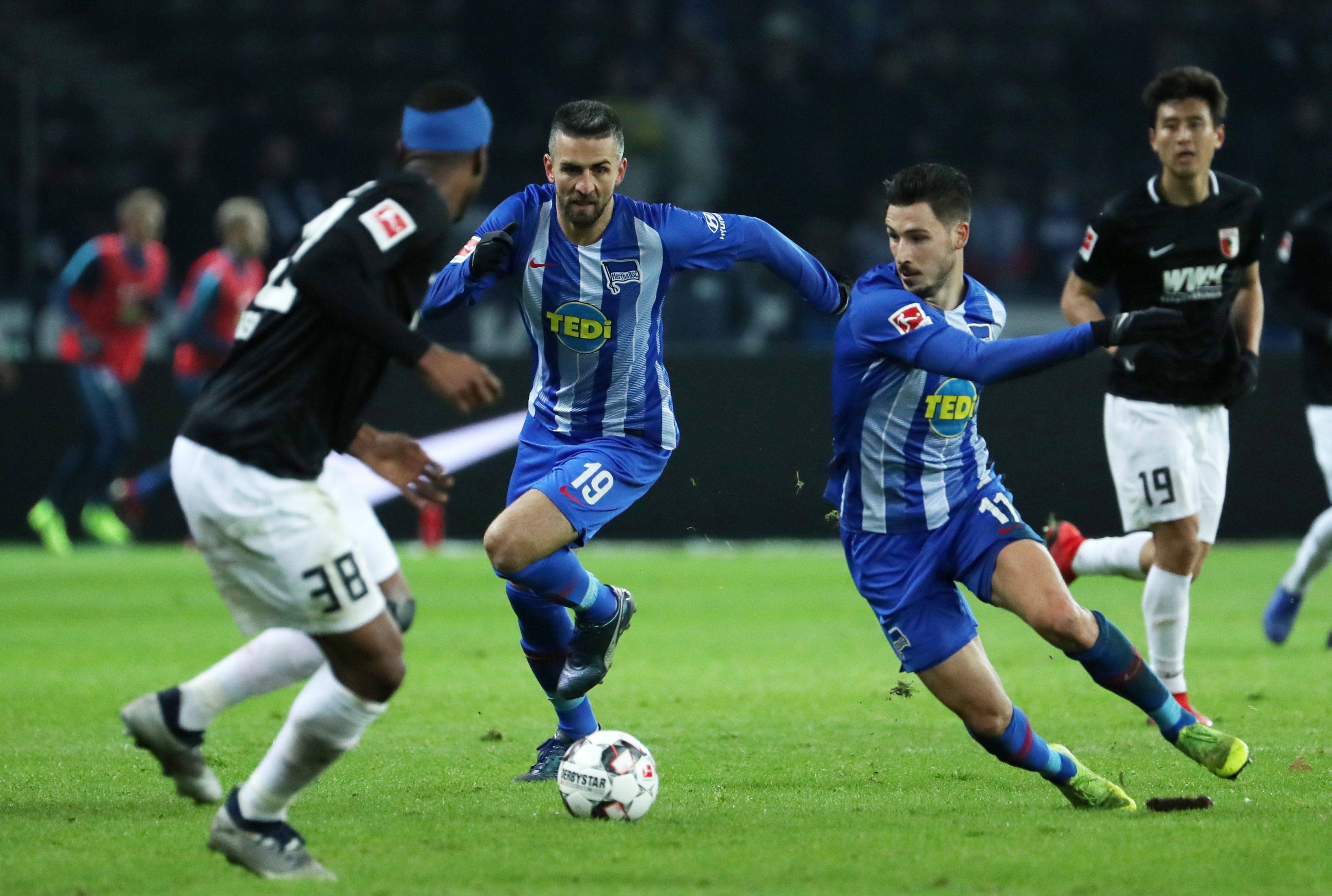 柏林赫塔球员勇猛作战赢得比赛