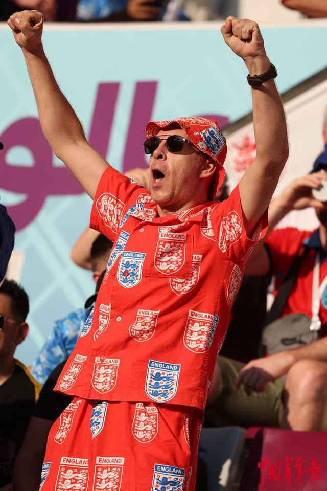 精彩的球赛持续上演，球迷情绪高涨