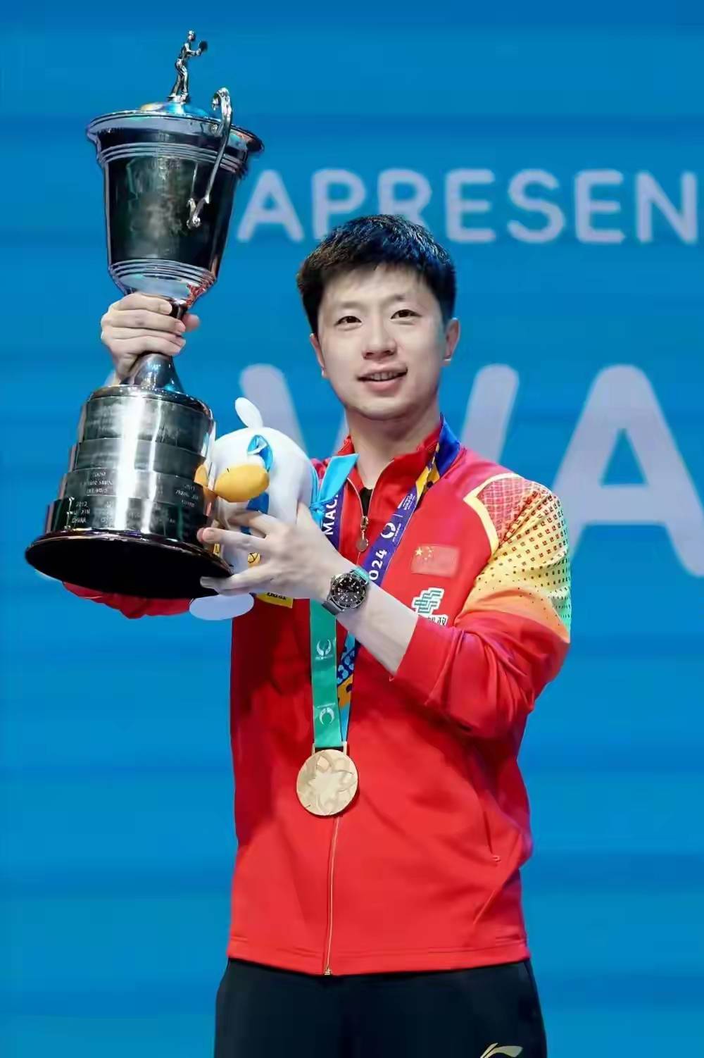 包含英国乒乓球队鏖战法国乒乓球队，马龙关键制胜的词条