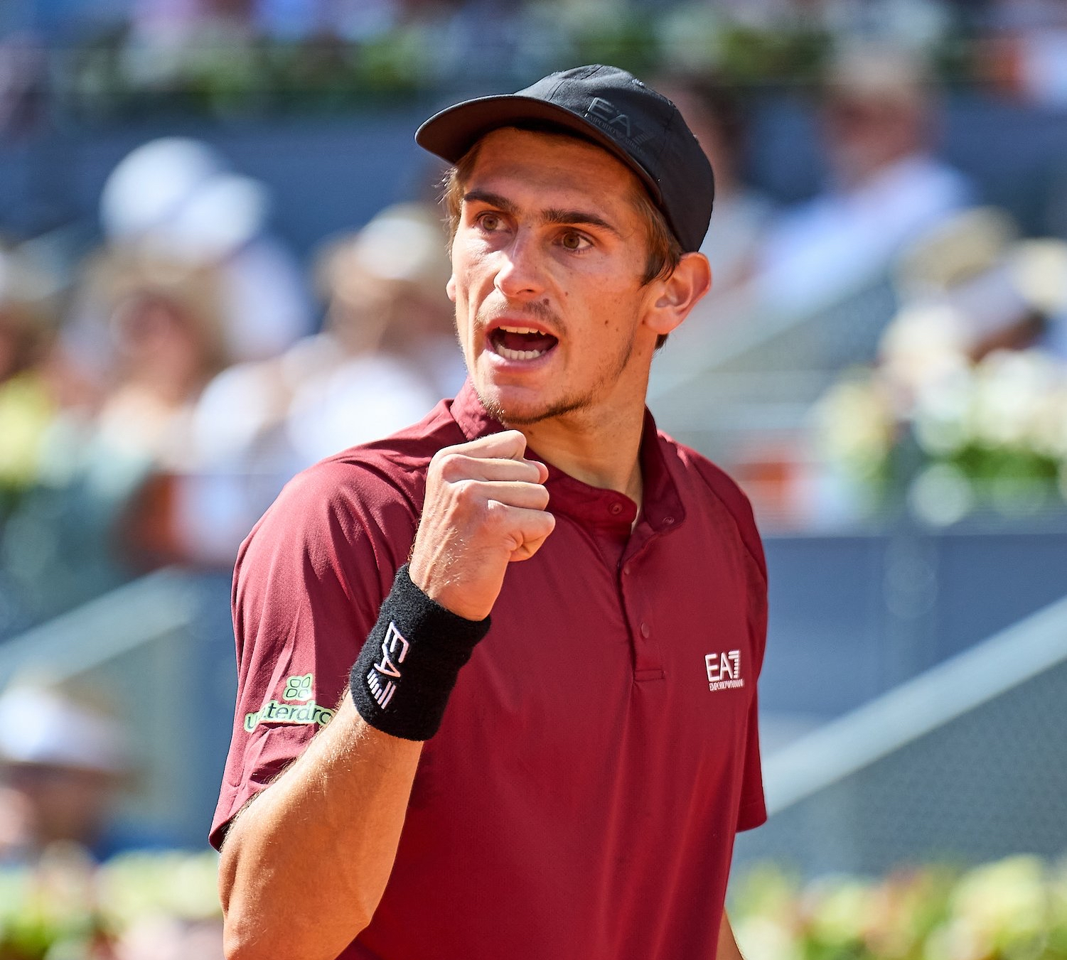 关于意大利网球队翻盘德国网球队，德约科维奇完成帽子戏法的信息