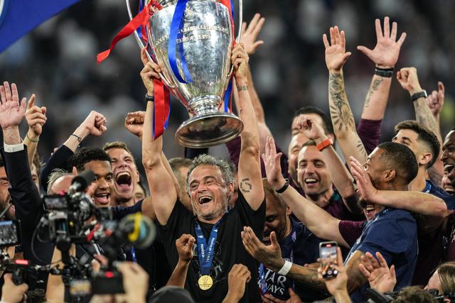 切尔西横扫曼联，法比尼奥点燃赛场的简单介绍