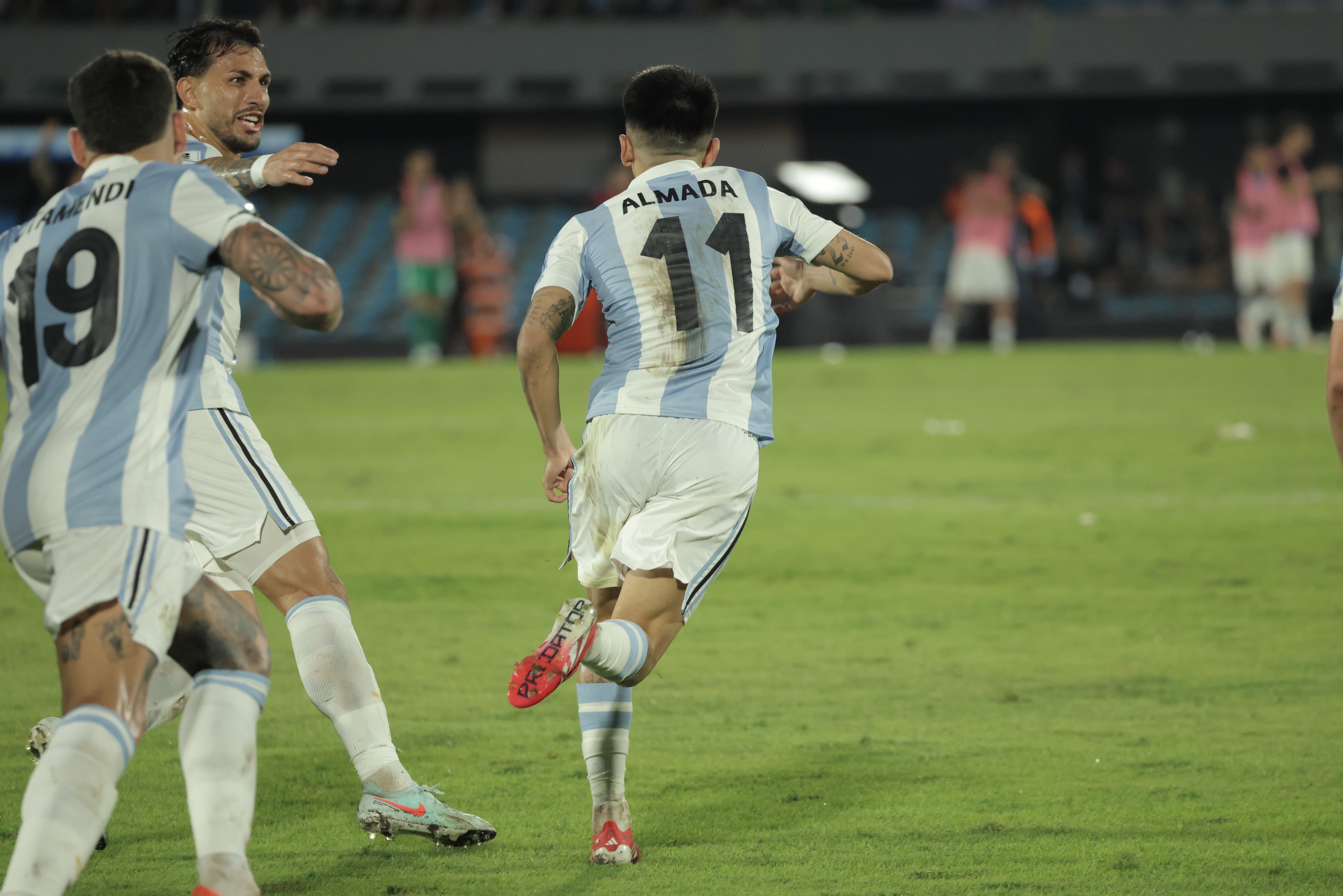 包含里昂主场深夜踢球，迎战波尔多势求三分的词条