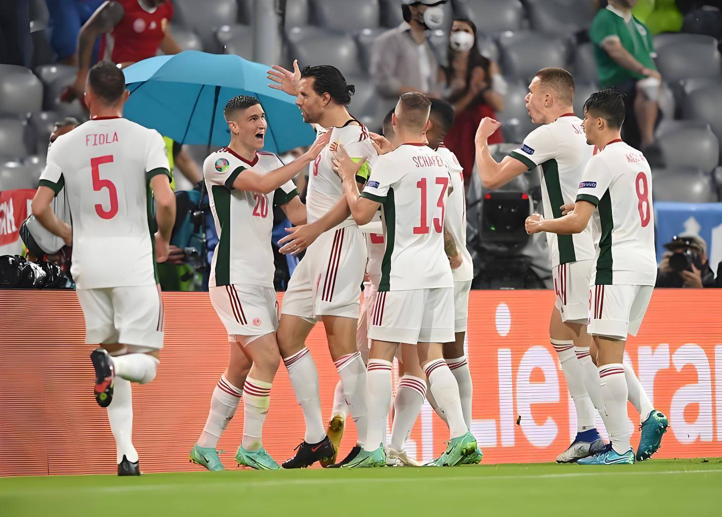 匈牙利国家队在比赛中遭遇惨败，离开赛场