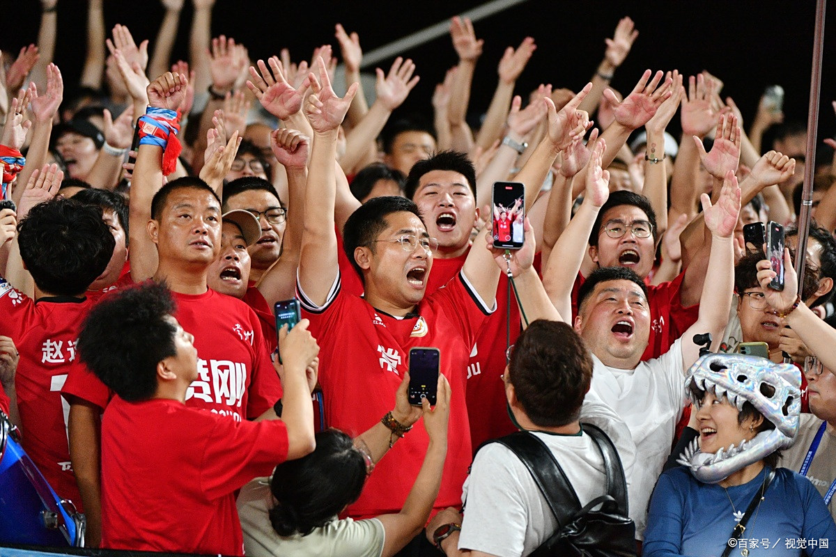 精彩足球比赛引发球迷热烈讨论