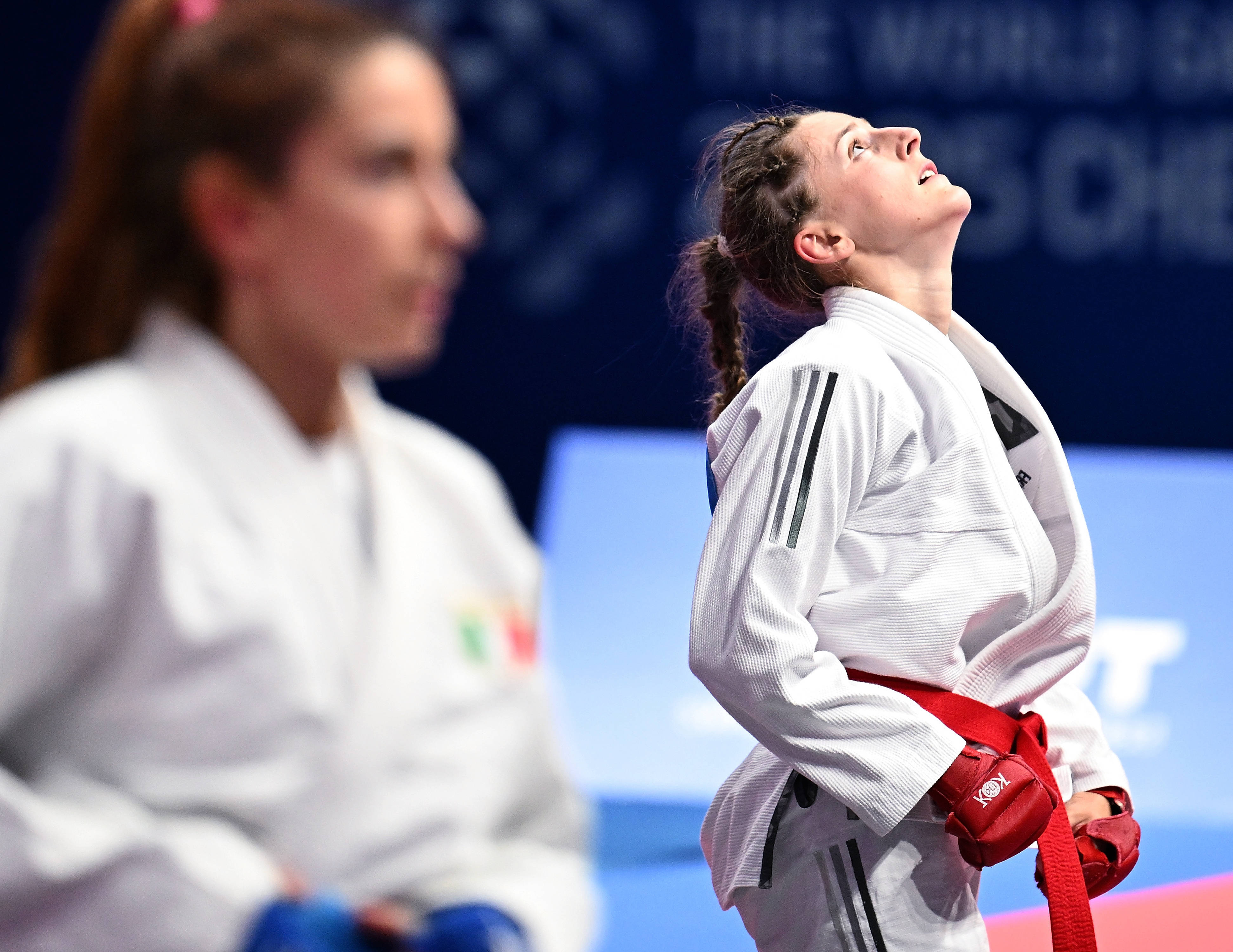 女子足球硬汉球员勇夺胜利！