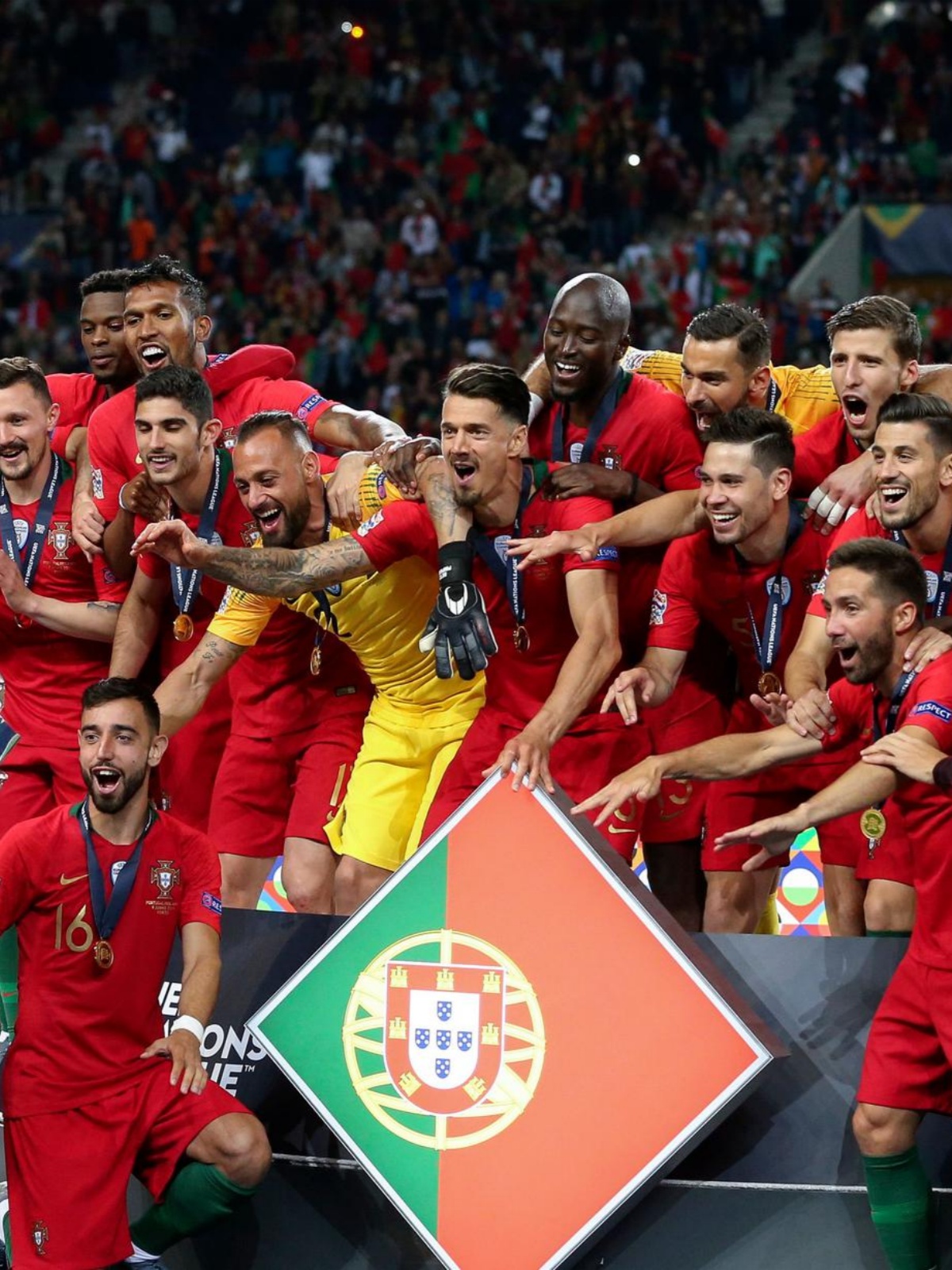 包含欧洲足球争霸赛事激发热情，各路豪强抢眼斗志的词条