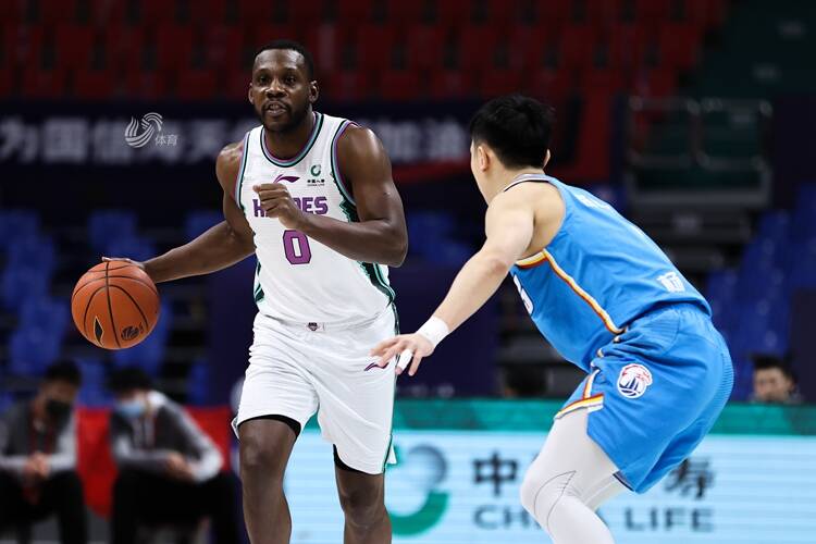 山东男篮轻松战胜四川队，取得胜利