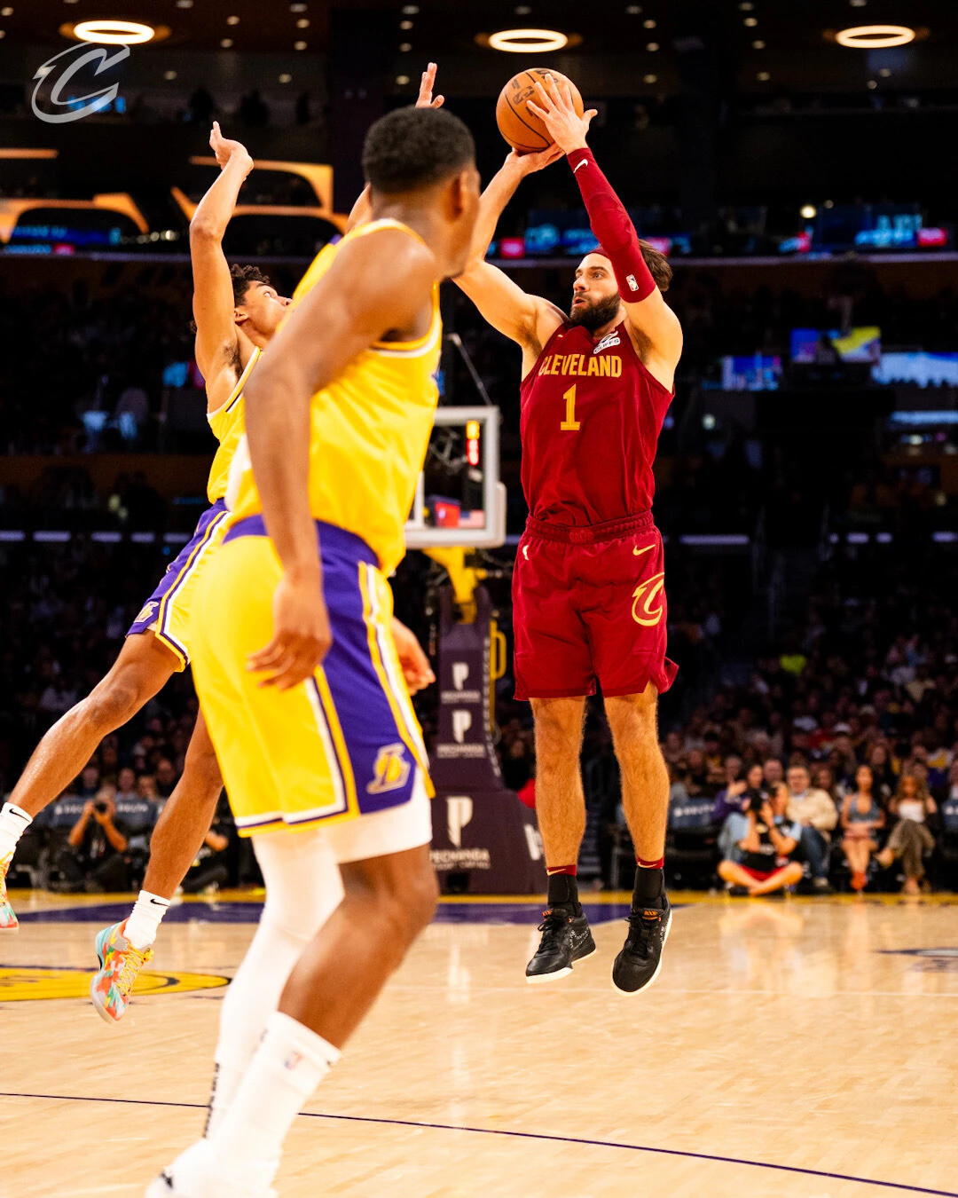 包含骑士大胜取得四连胜，士气高涨振奋全队的词条