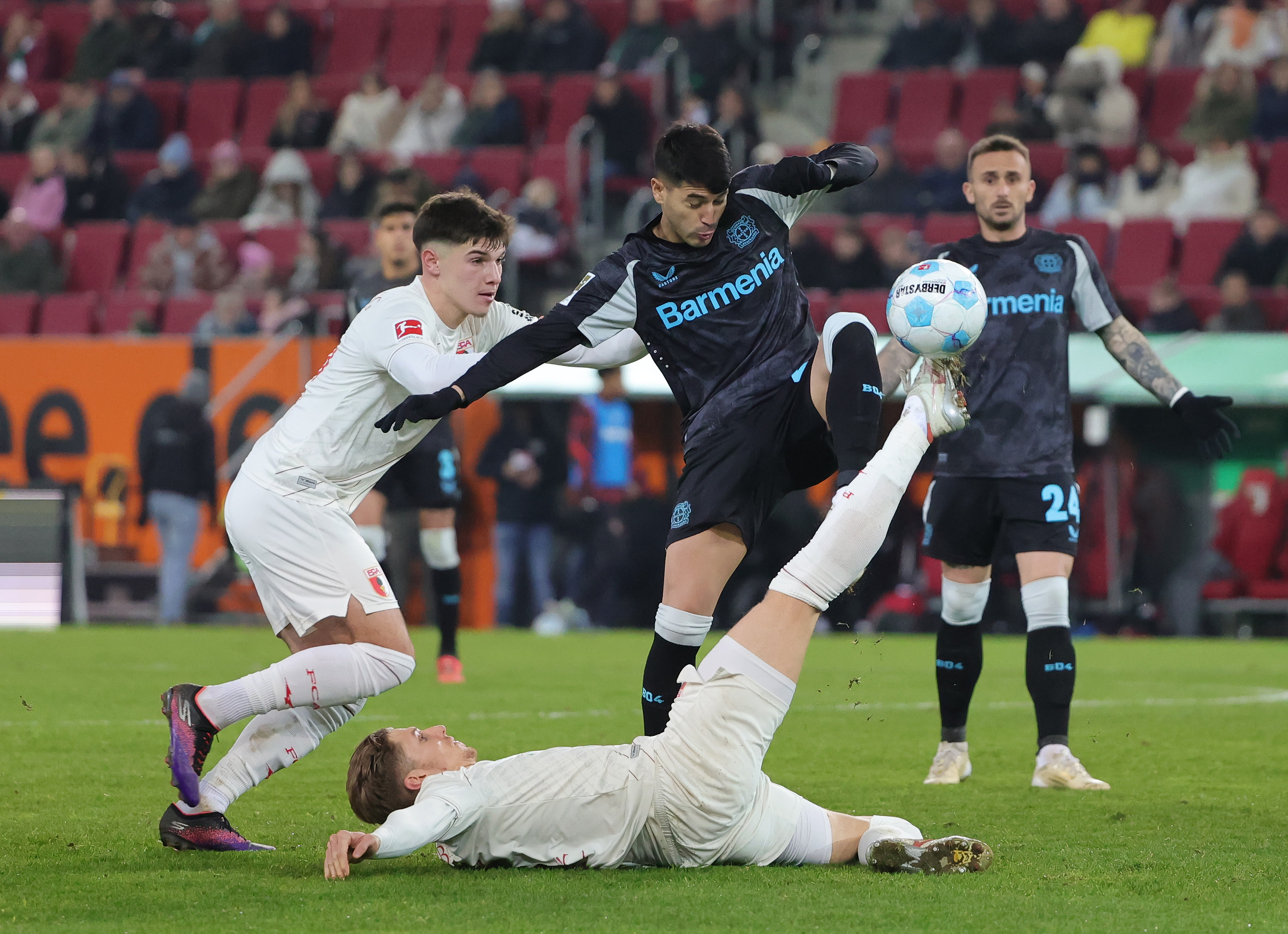 包含弗赖堡面对强敌顽强抵抗，球队展现士气的词条