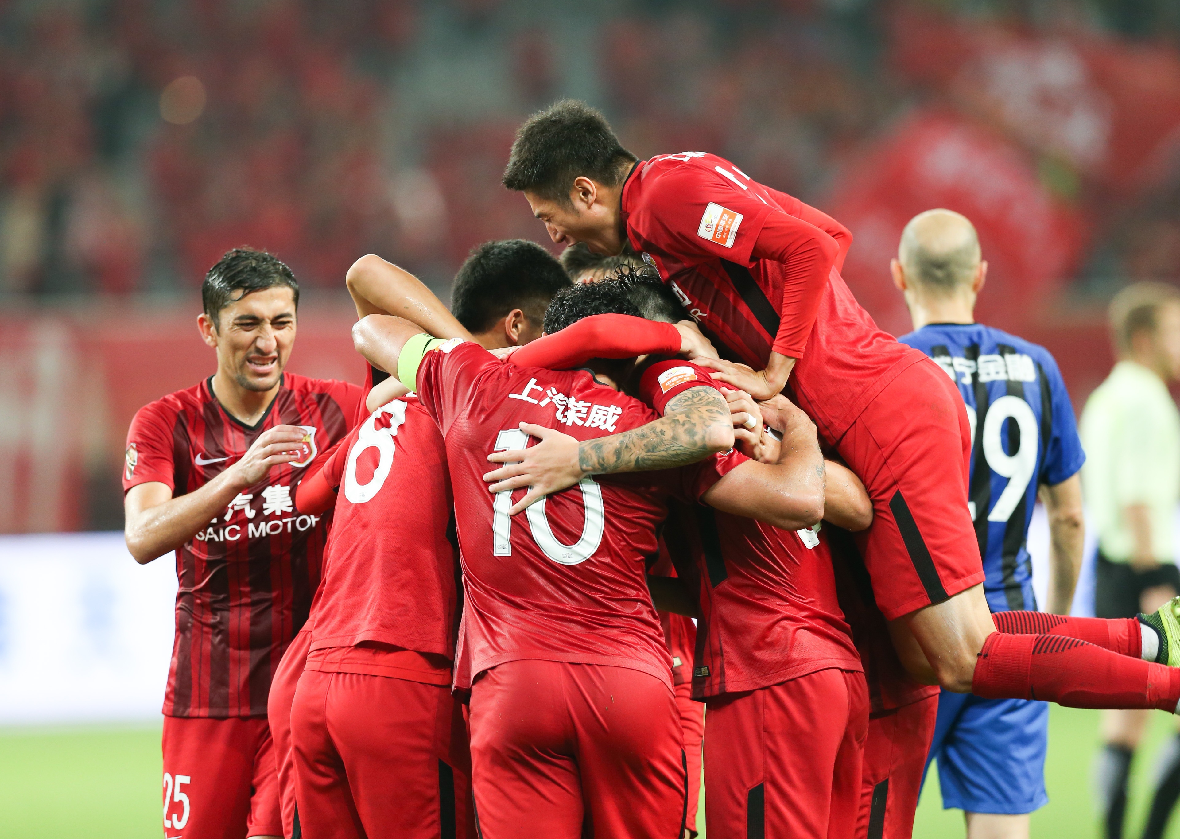 顶级球队大战，胜负未定引人期待