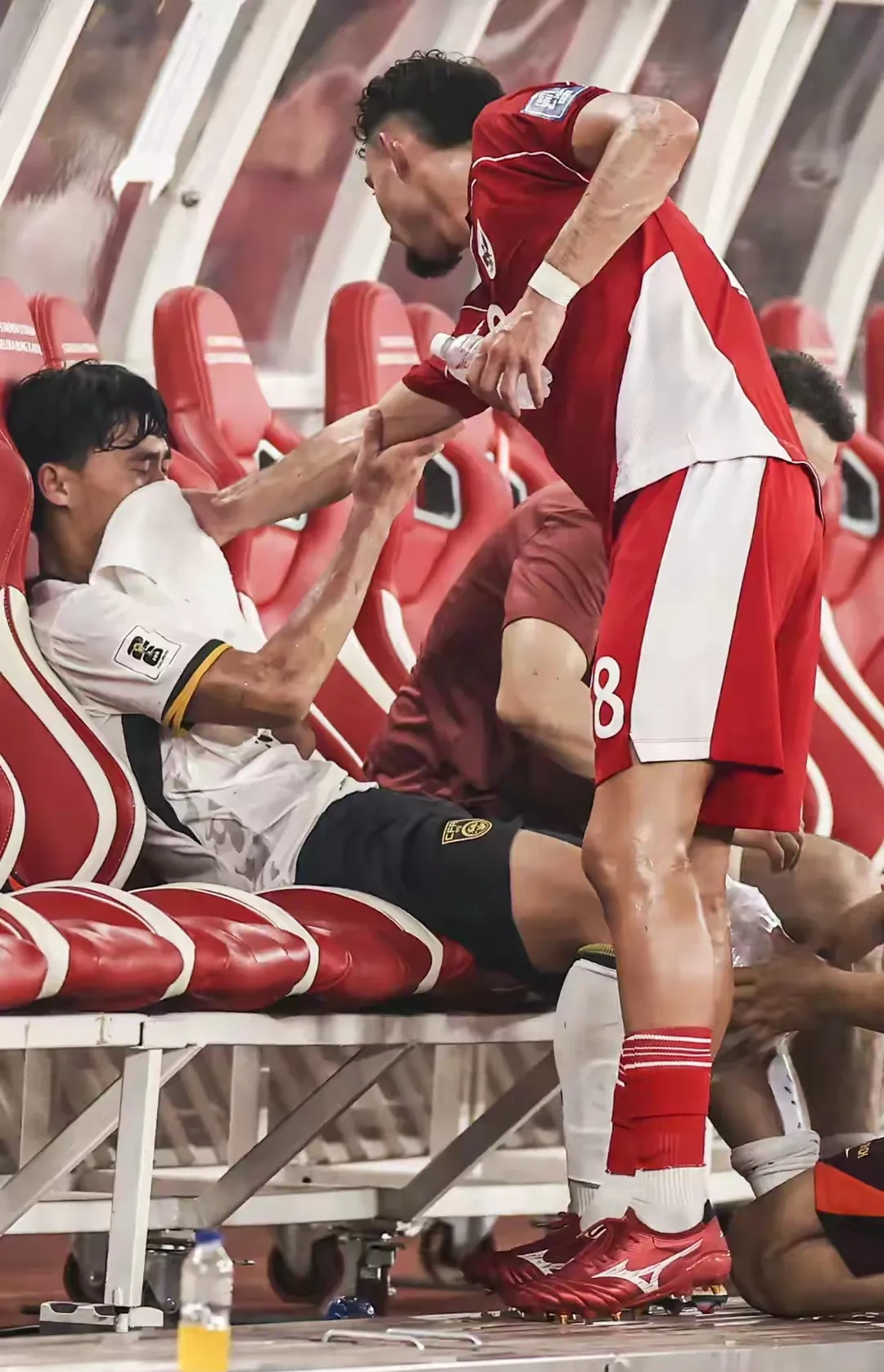 包含巅峰对决：中国队在关键时刻一鼓作气的词条