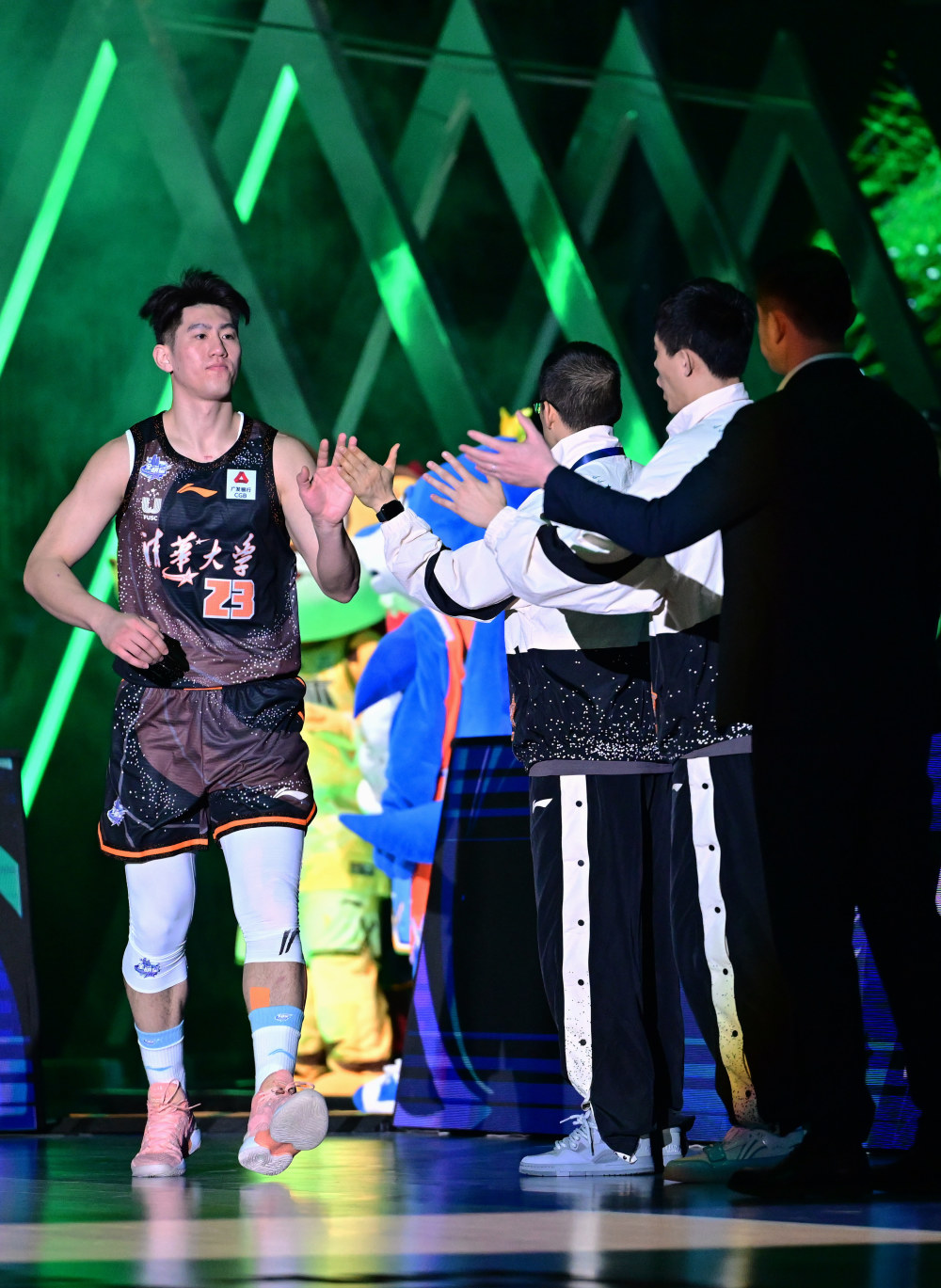 篮球赛场上的明星球员受到瞩目 篮球赛场上的明星球员受到瞩目