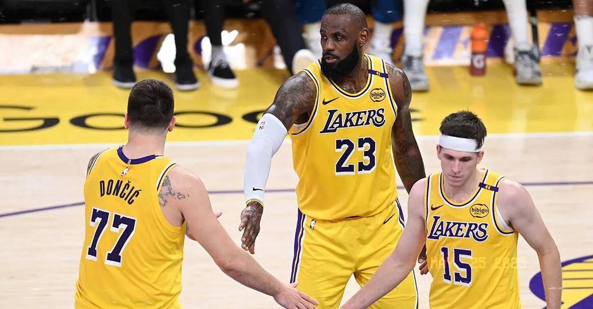 包含爵士内线中锋防守坚决，限制对手得分助球队取胜的词条