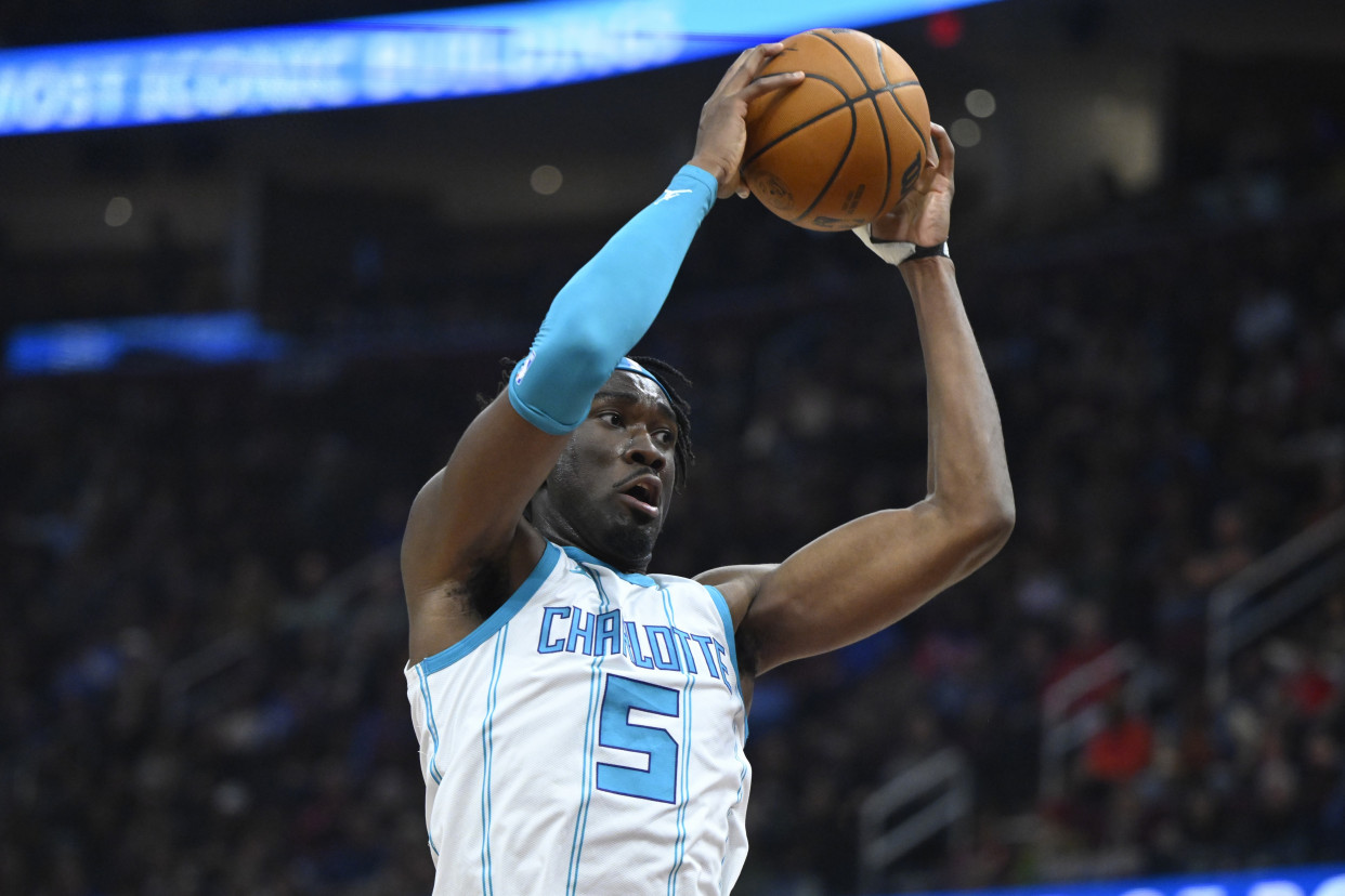 包含爵士内线中锋防守坚决，限制对手得分助球队取胜的词条