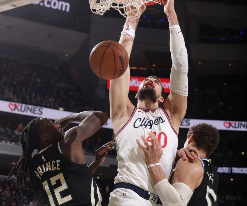 包含湖人鏖战天津队,利拉德惊艳四座的词条 包含湖人鏖战天津队,利拉德惊艳四座的词条