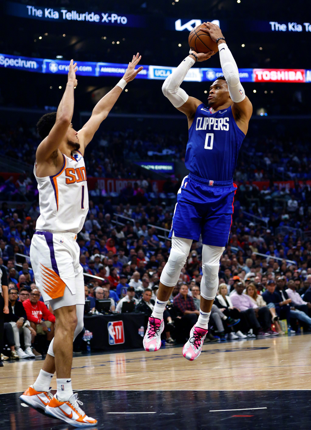 青岛队险胜快船,布克状态火热 青岛队险胜快船,布克状态火热