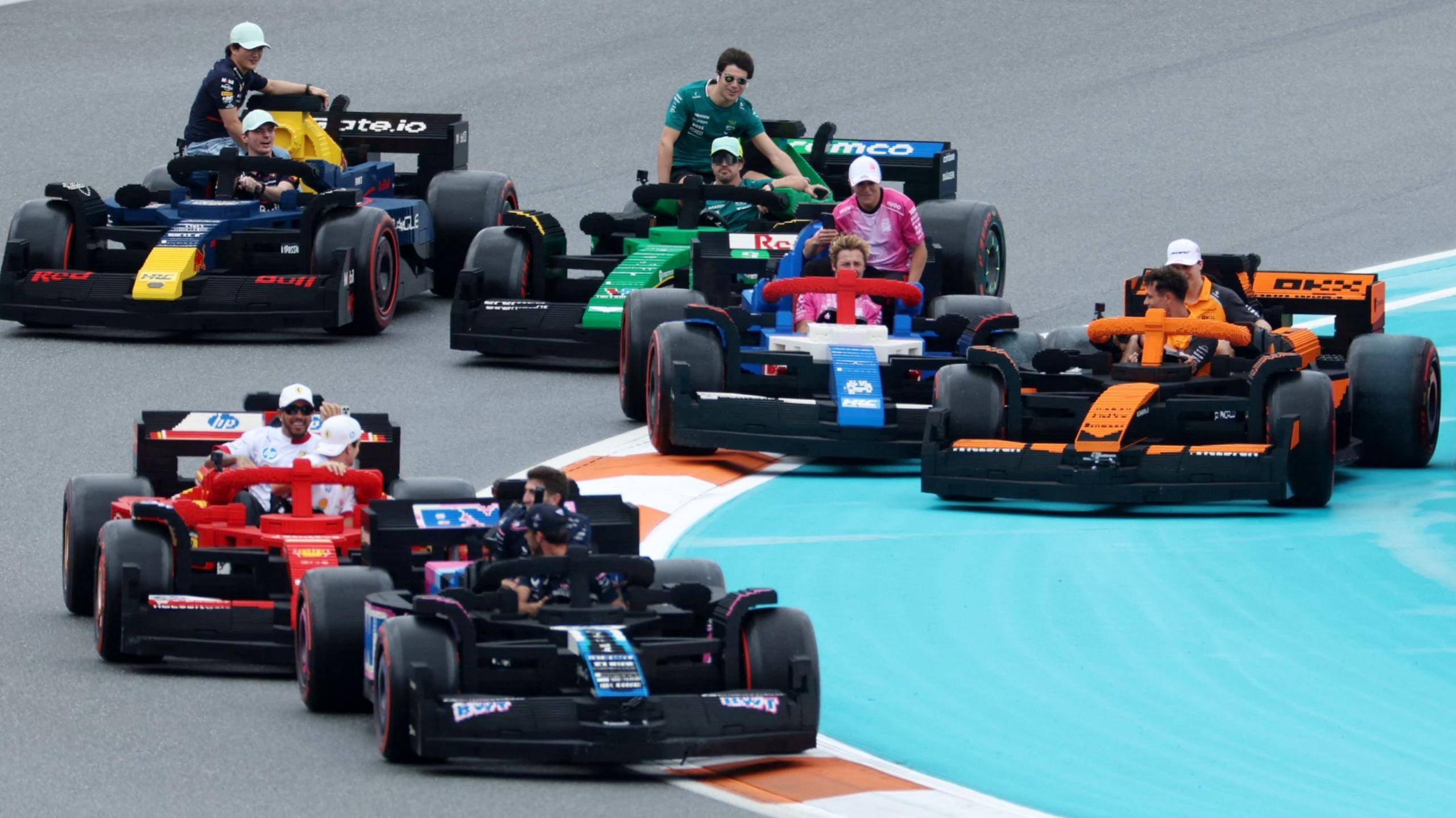 包含梅赛德斯碾压雷诺车队，皮亚斯特里点燃赛场的词条