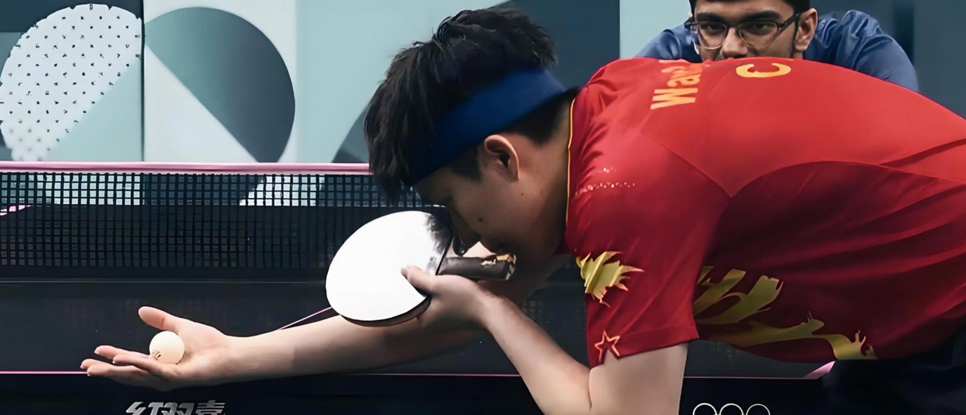 乒乓球比赛选手反复进攻,压倒对手 乒乓球比赛选手反复进攻,压倒对手