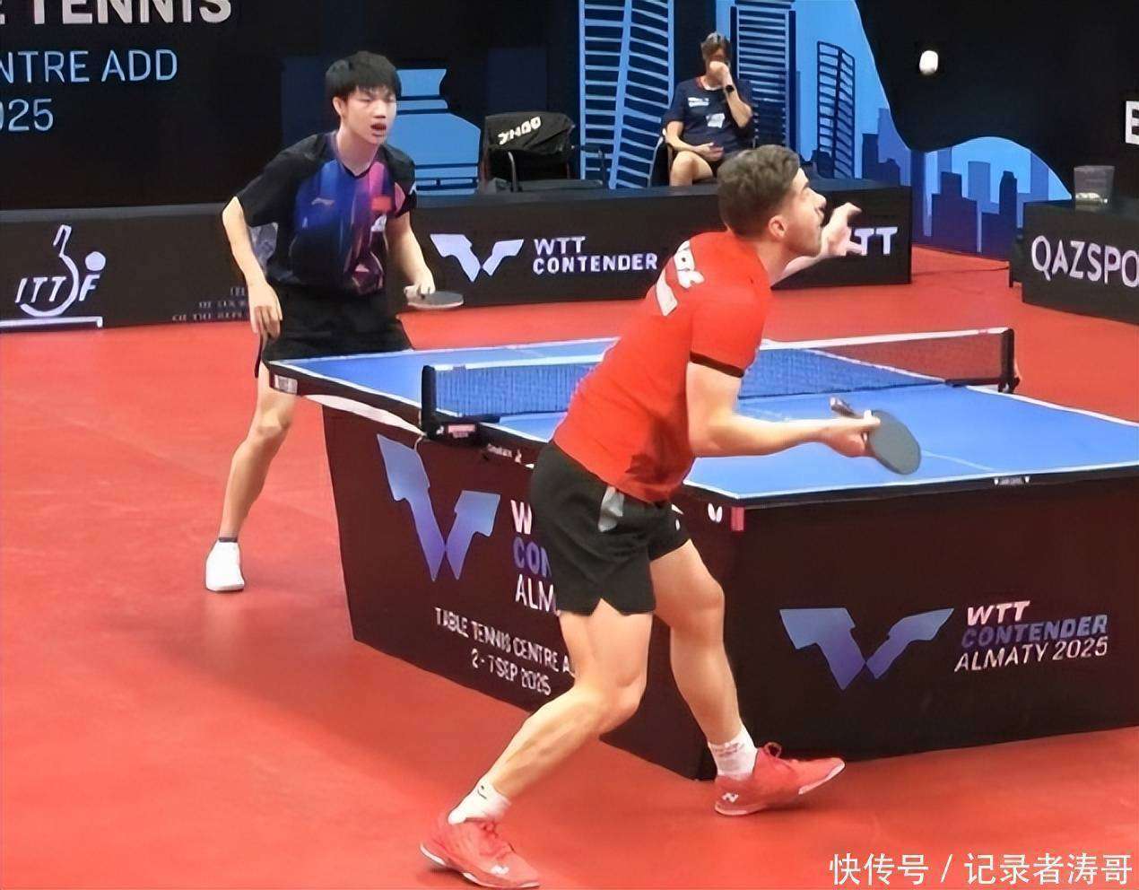 乒乓球比赛选手反复进攻,压倒对手 乒乓球比赛选手反复进攻,压倒对手