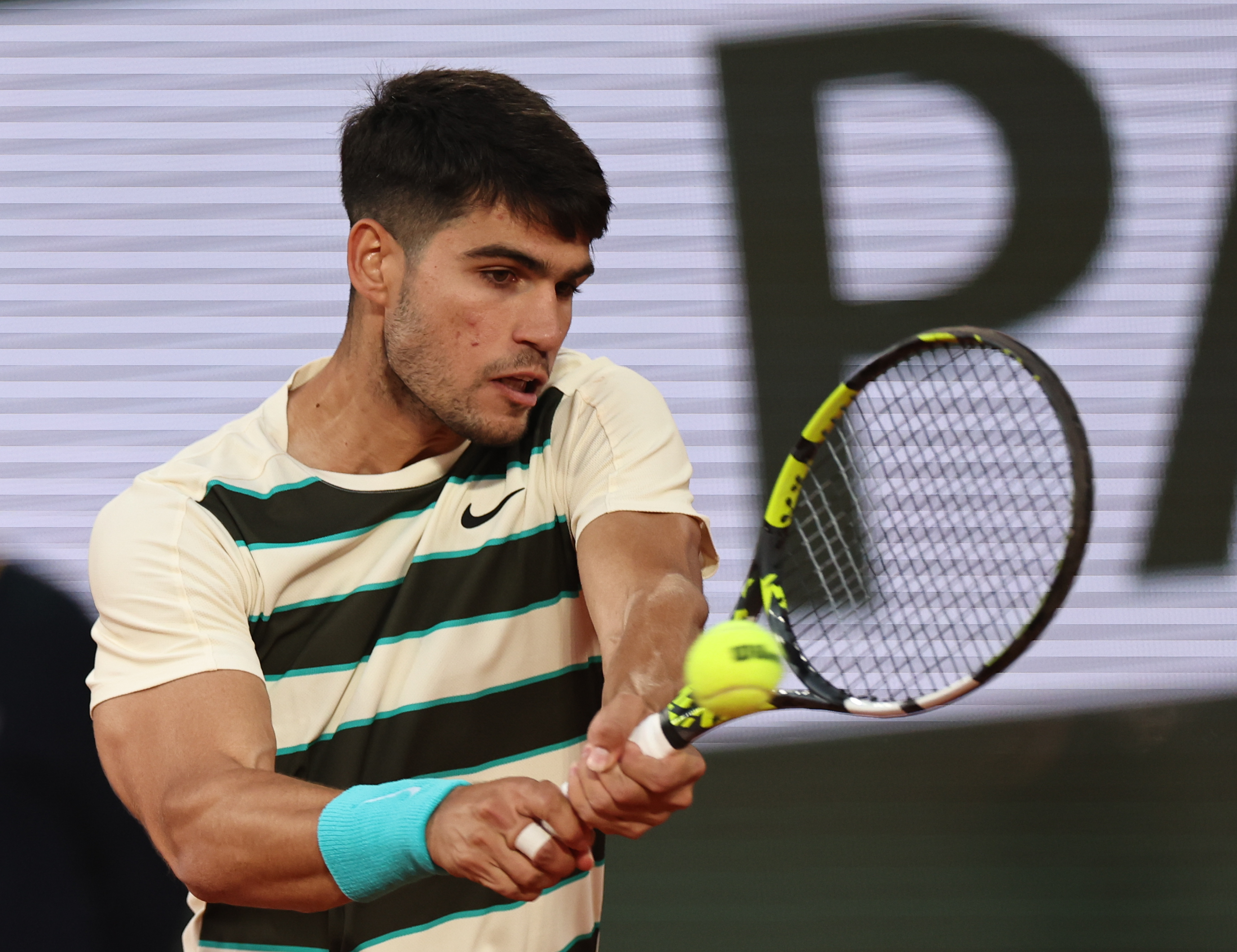 包含法国网球队险胜德国网球队，阿尔卡拉斯完成帽子戏法的词条