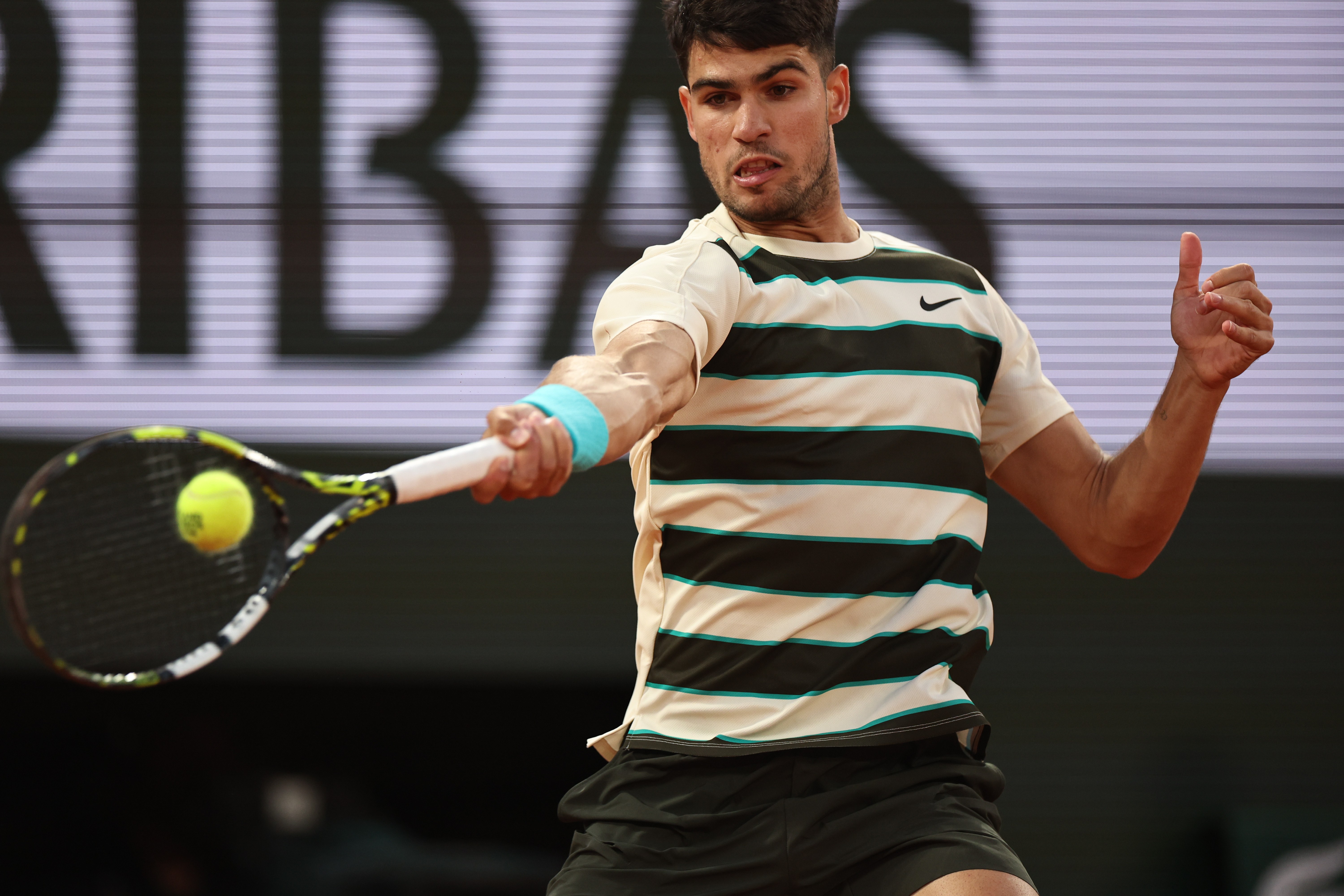 包含法国网球队险胜德国网球队，阿尔卡拉斯完成帽子戏法的词条