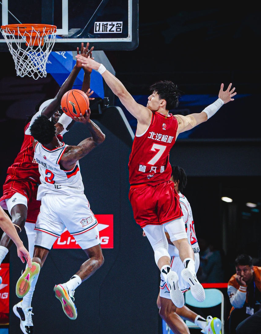 火爆赛场，CBA联赛场面热血飙升