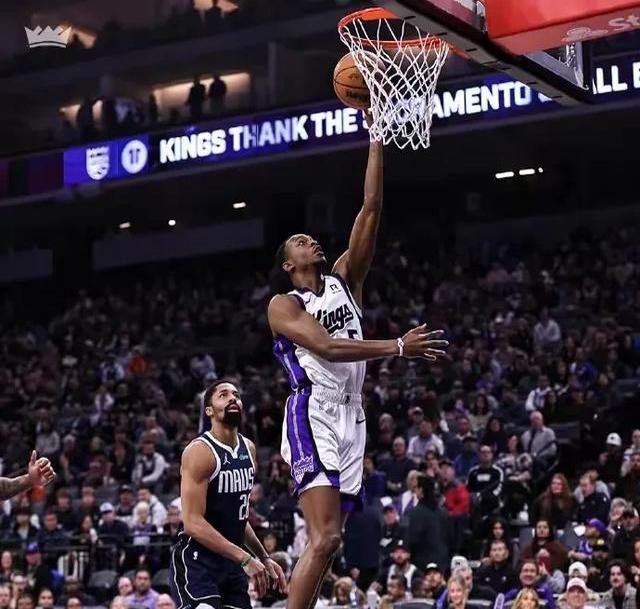 吉林队鏖战独行侠，福克斯扛起全队