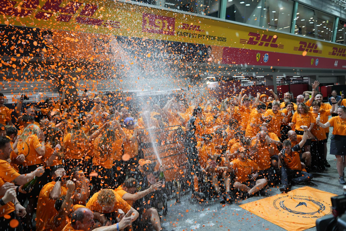 包含红牛车队横扫迈凯伦,塞恩斯统治全场的词条 包含红牛车队横扫迈凯伦,塞恩斯统治全场的词条