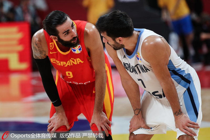 西班牙男篮鏖战希腊男篮,拉文一己之力扛起全队的简单介绍 西班牙男篮鏖战希腊男篮,拉文一己之力扛起全队的简单介绍