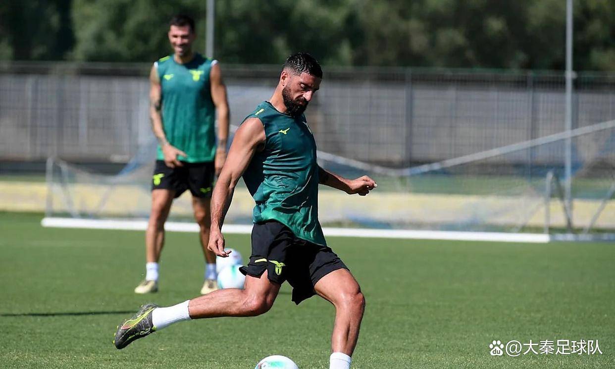 包含拉齐奥后卫进球，助球队豪取胜利的词条