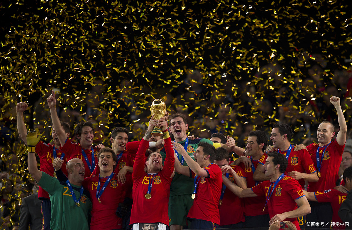 包含拉齐奥后卫进球，助球队豪取胜利的词条