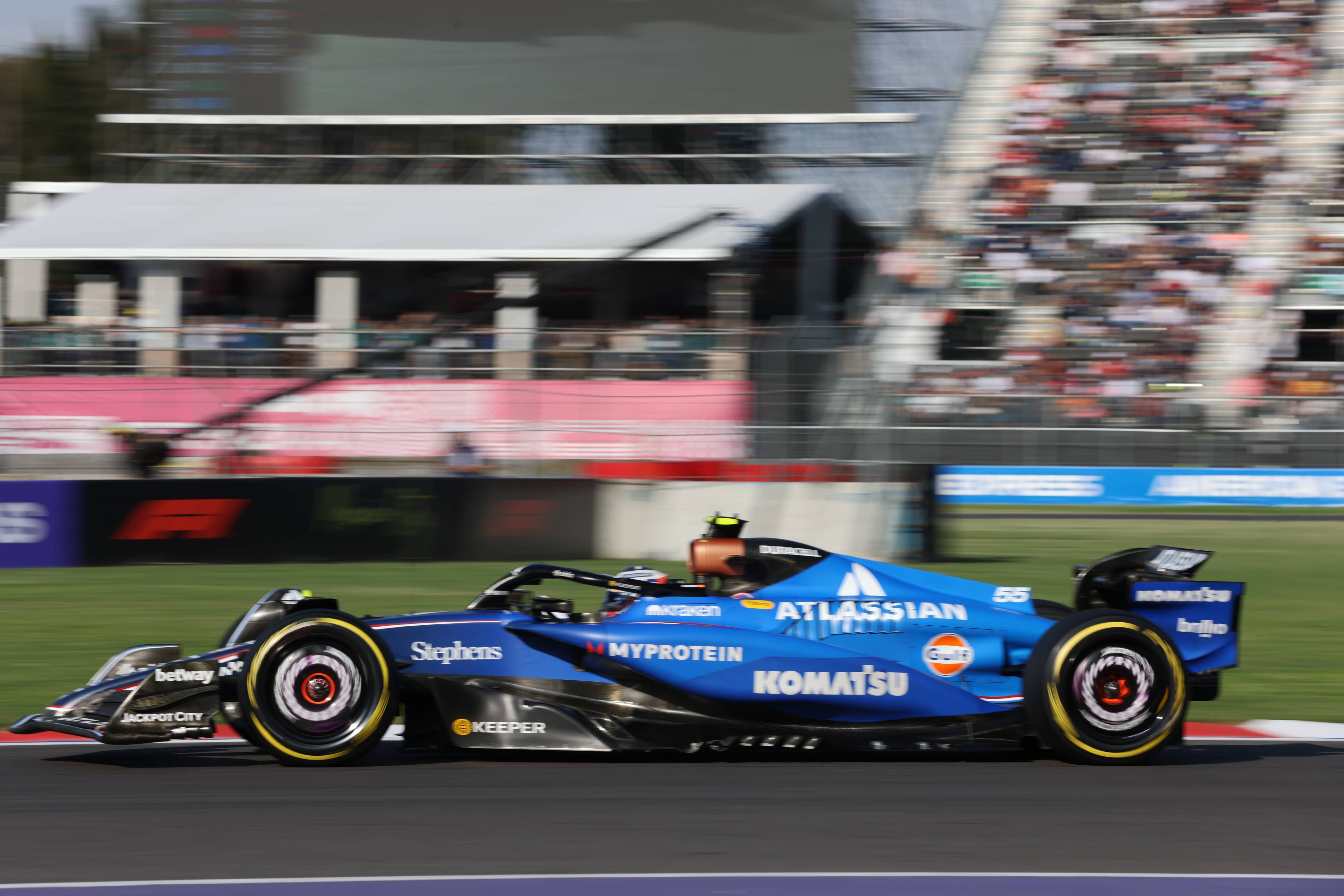 雷诺车队翻盘迈凯伦，塞恩斯关键制胜的简单介绍