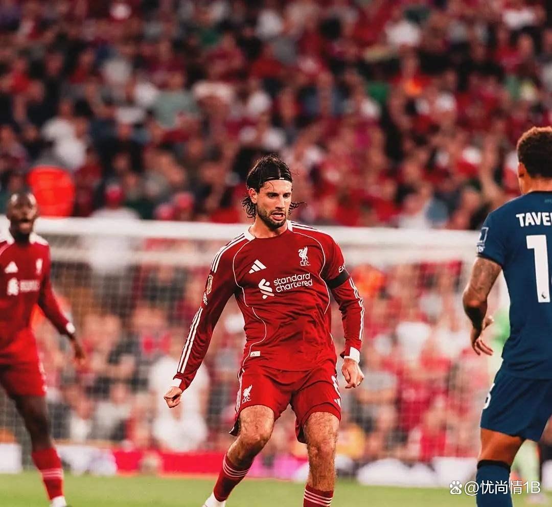 关于足坛热门战队表现抢眼，展现出色的实力和技术，成为焦点话题的信息