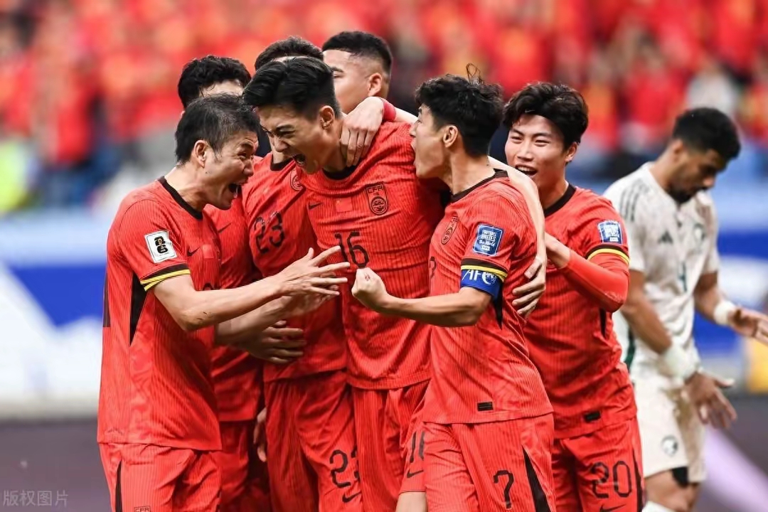 关于足坛热门战队表现抢眼，展现出色的实力和技术，成为焦点话题的信息